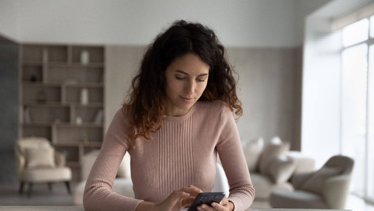 Une femme en train d'utiliser son téléphone