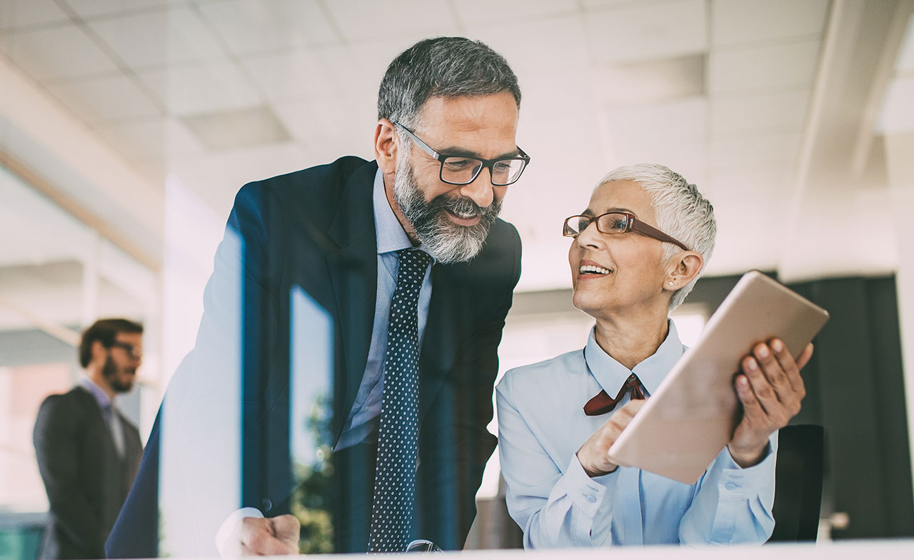 Two consultants discussing CGI and National Bank of Canada partnership