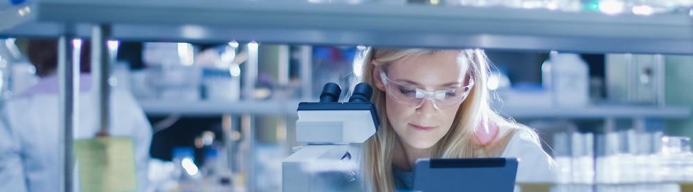 Medizinischer Mitarbeiter hält Corona-Test in der Hand