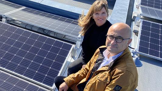 CGIs kunde, Haugaland Kraft, var først ute i Norge med batteriløs lagring av solenergi. Før Skybatteriet ble lansert kunne de som produserer egen strøm fra solenergi selge overskuddsproduksjonen tilbake til strømnettet. Med Skybatteri har kundene nå mer valgfrihet, og de kan velge å lagre sin egen strømproduksjon i vårt SkyBatteri. Hvordan fungerer løsningen? For å benytte seg av Skybatteri må man først og fremst ha et solcelleanlegg som produserer solkraft. Overskuddsstrømmen lagres i et virtuelt batteri n