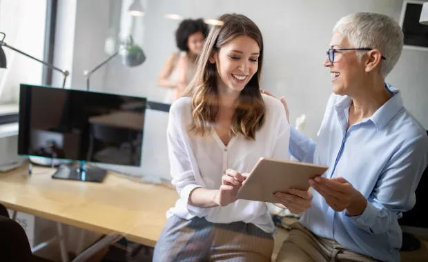 Kuvituskuvassa asiantuntijat hyödyntämässä tekoälyä