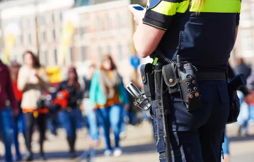 Streifenpolizistin in der Stadt