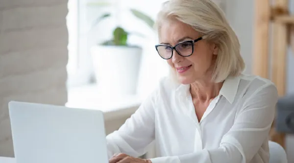 Consultante sur un portable