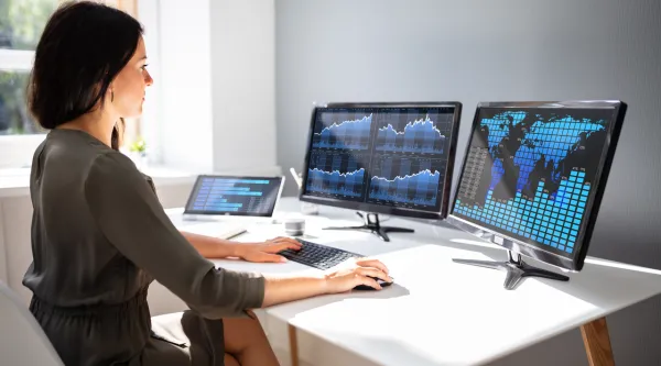 analyst viewing data visualization