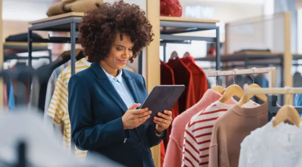 femme qui regarde une tablette