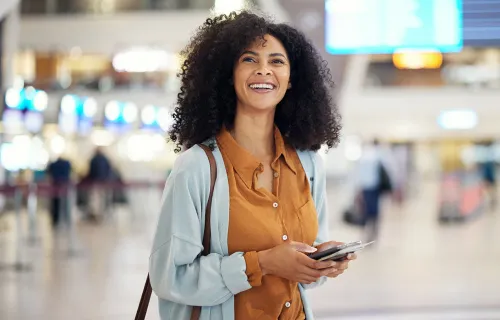 Femme souriante à l'aéroport