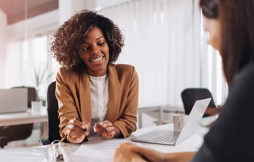 Frau unterhält sich mit einer anderen Frau