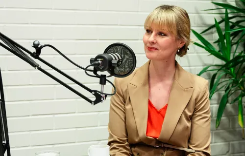 Kuvassa: Meeri Haataja vieraana podcastissa
