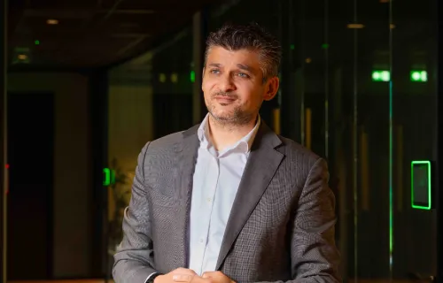 Tarik zet als DCS de lijnen uit én speelt zelf mee